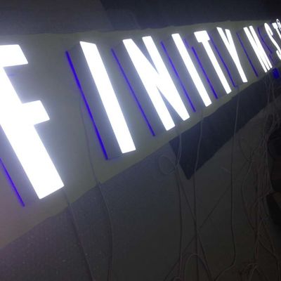 벽은 판매점을 위한 3-5mm 아크릴 상점 정면의 간판 앞 밝혀지는 채널 레터를 탑재합니다