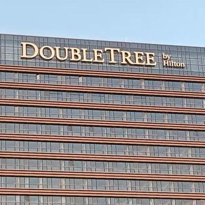 구축되는 LED 라이트 회사명 로고는 3d 채널 레터에 서명합니다