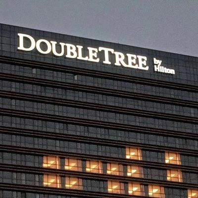 구축되는 LED 라이트 회사명 로고는 3d 채널 레터에 서명합니다