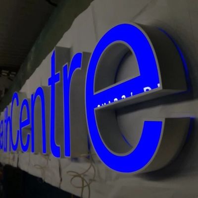 판매점 상점 앞 로고 채널 레터 신호 맞춘 PMS 색
